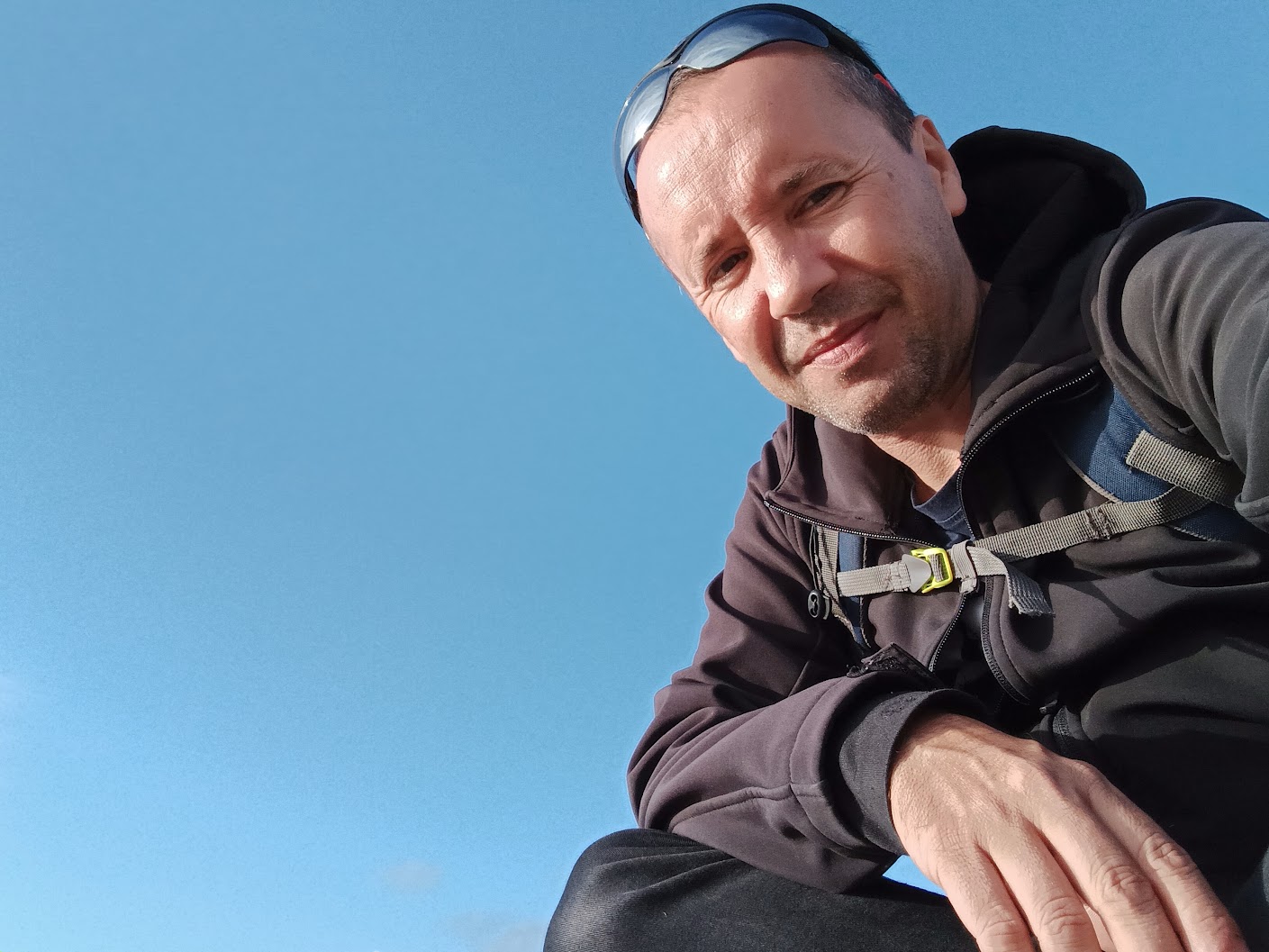 Óscar Gil, terapeuta humanista, al aire libre